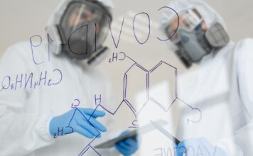 La manipulation du SARS-CoV-2 se précise In a Secure High Level Laboratory Scientists in a Coverall Conducting a Research. Coronavirus outbreak. Concept of Covid-19 quarantine. doctor and medical care. Personal Protective Equipment.
